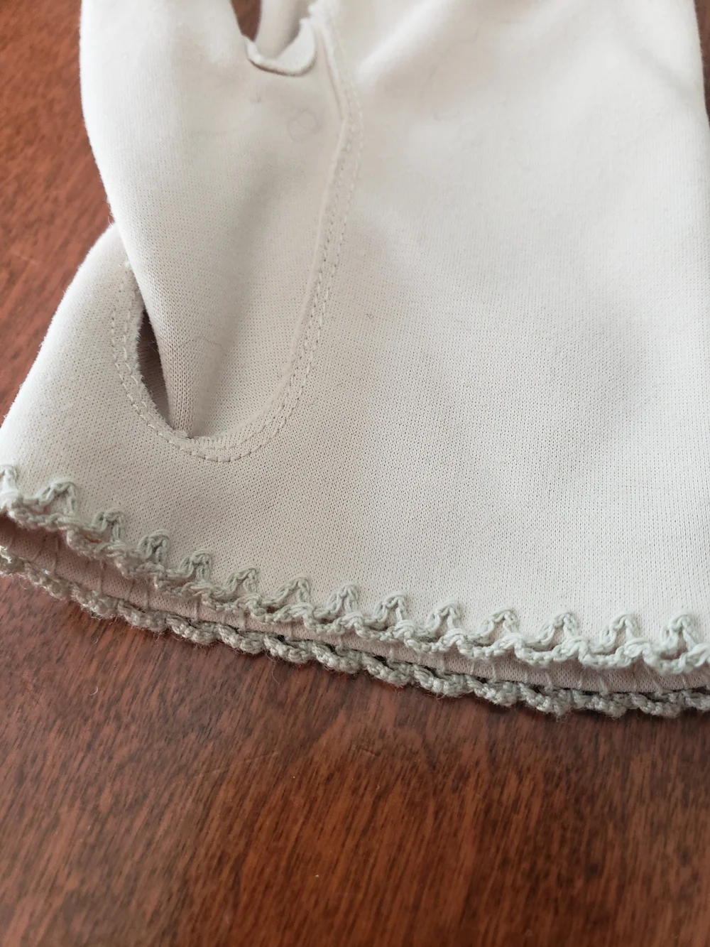 Vtg Crescendoe Caresse Ivory/Cream Wrist Gloves with Scallop Trim Size: 7 (S)